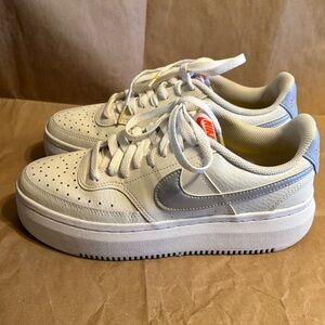 WOMEN'S NIKE COURT VISION ALTA SNEAKERS IN OFF WHITE AND SILVER - Platform Shoe